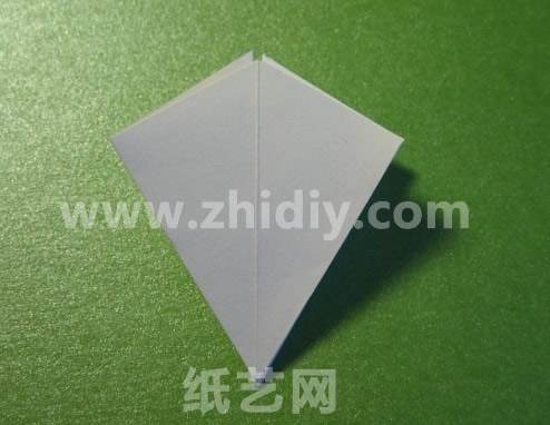 按照折纸的折痕这样走过来，就可以看到一个基本的折纸形状