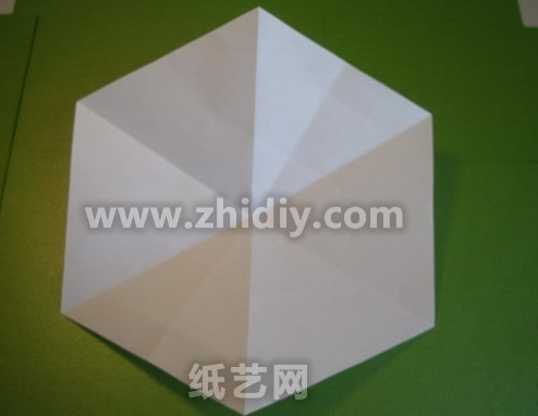 折纸一般使用的是正方形的纸张，但是很多时候也会使用六边形的纸张