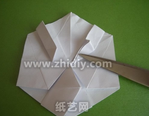 使用剪刀在教程中是方便折纸玩家可以更清楚的看到操作后的步骤