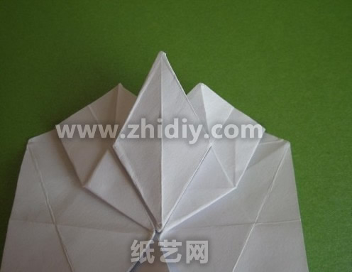 折纸蝴蝶兰纸艺花制作教程制作过程中的第二十五步