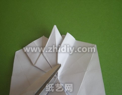 折纸蝴蝶兰纸艺花制作教程制作过程中的第二十六步