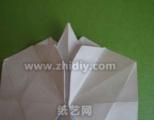 折纸蝴蝶兰纸艺花制作教程制作过程中的第三十步