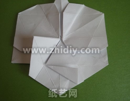 交叉的折叠方式在纸艺花的制作中是一种比较常见的方式