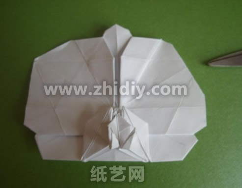 折纸蝴蝶兰纸艺花制作教程制作过程中的第七十六步