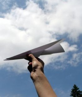 折纸飞机酿大祸 信件被勿当废纸叠飞机