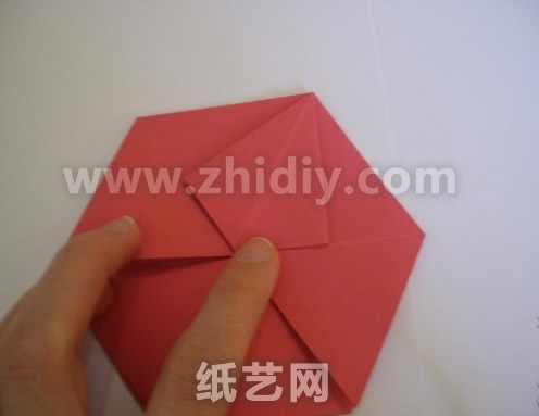 折纸牡丹纸艺花制作教程折纸过程中的第二十五步