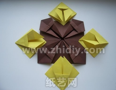 同样，这个折纸需要用到基本制作中的组装技巧