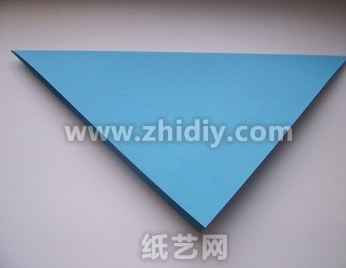 与传统的手工折纸方式完全相同，就是通过方形对折成三角形