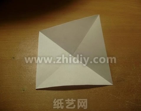 与传统的手工折纸相同，使用方形的折纸开始，并且对折形成折痕