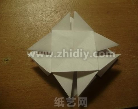 虽然简单的剪裁完成之后，折纸的形成还是非常漂亮的