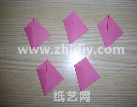 作为纸球花的制作，通常都需要多个折纸模型来进行相关的组合