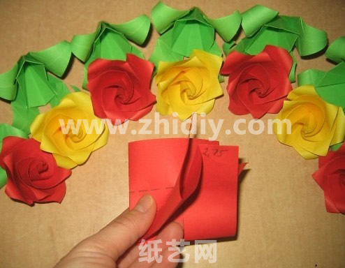 手工折纸玫瑰制作教程制作过程中的第十六步