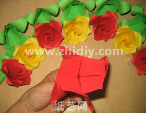 许多纸玫瑰的制作都有这样一个融合的过程