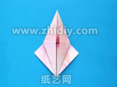 粉色简单折纸小花制作教程制作过程中的第七步