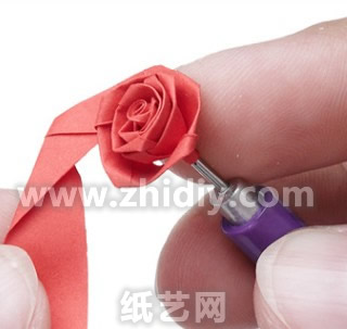 情人节贺卡上必备的衍纸玫瑰制作过程中的第七步