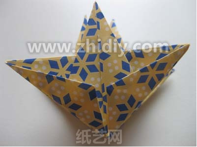 圣诞折纸八角星制作教程折纸过程中的第二十五步