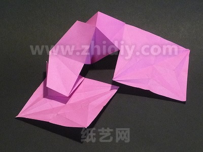 三联千纸鹤折纸教程制作过程中的第二十步