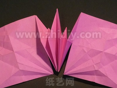 看来这第三个折纸千纸鹤并不是那么好做的