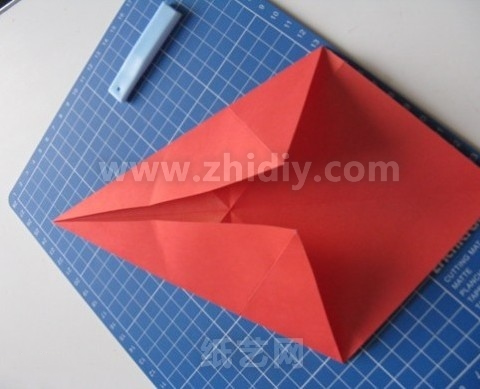 这是一般折纸飞机可能都会采用到的折叠方式