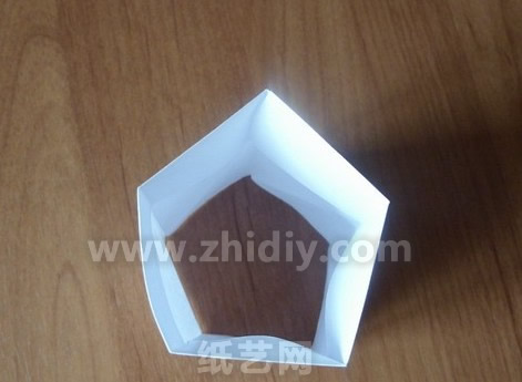 手工折纸盒子教程（收纳盒、首饰盒）折纸过程中的第十一步