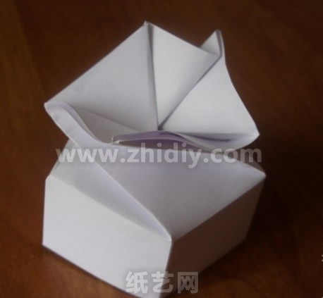手工折纸盒子教程（收纳盒、首饰盒）折纸过程中的第十六步