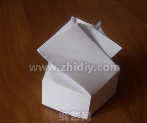 手工折纸盒子教程（收纳盒、首饰盒）折纸过程中的第十五步