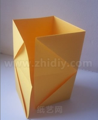 简单折纸笔筒制作教程制作过程中的第十步