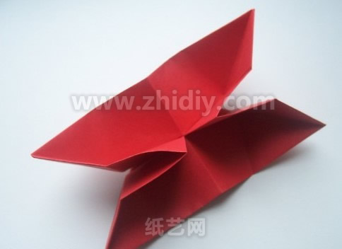 四格折纸收纳盒制作教程折纸过程中的第三十五步