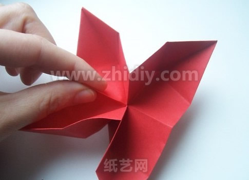 四格折纸收纳盒制作教程折纸过程中的第三十六步