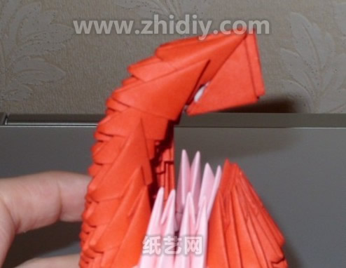 折纸三角插鹦鹉制作教程制作过程中的第四十一步