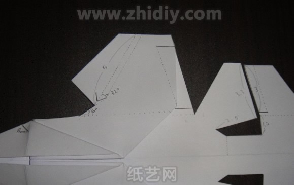 折纸飞机需要辅助到很多线条