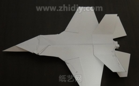 现在要制作出折纸飞机更具有立体感的地方了