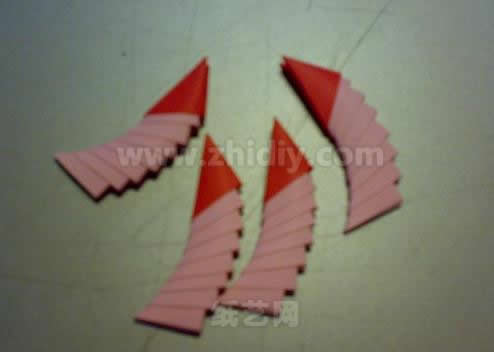 折纸龙头的制作需要对龙须的部分进行细致的雕琢
