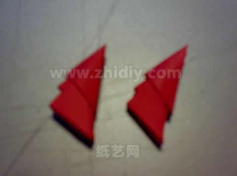 折纸三角插的龙头角制作比较简单