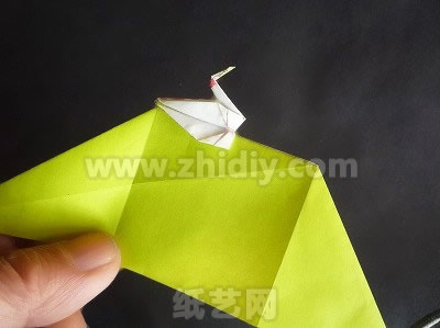现在已经显示出一定的折纸千纸鹤的样子了