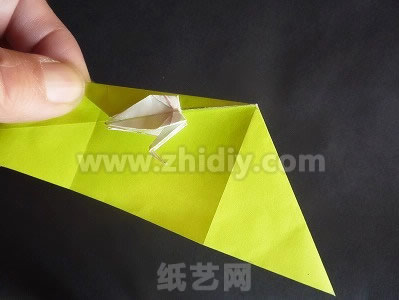 开始有比较清楚的折纸千纸鹤样子了