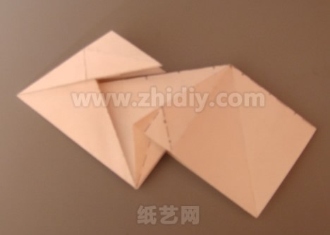 兔年制作手工折纸兔教程制作过程中的第十一步