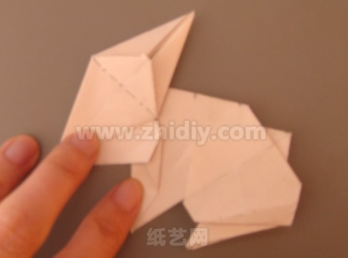 兔年制作手工折纸兔教程制作过程中的第二十步