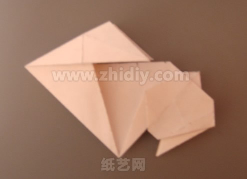 兔年制作手工折纸兔教程制作过程中的第十六步