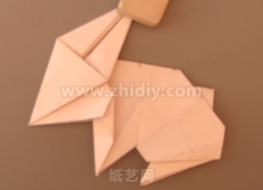 兔年制作手工折纸兔教程制作过程中的第二十一步