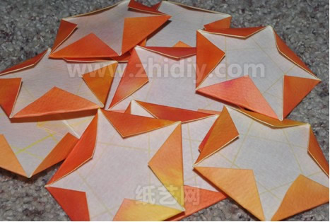 多面体五角星纸艺灯笼教程制作过程中的第六步