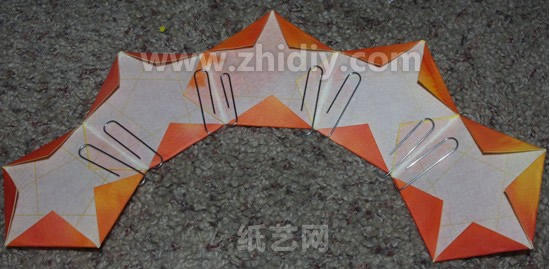 多面体五角星纸艺灯笼教程制作过程中的第十步