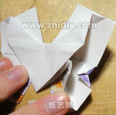 蝴蝶手工折纸教程与图解制作过程中的第十一步
