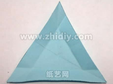 蓝色之星纸球花手工折纸教程制作过程中的第五步
