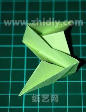 折纸纸球花手工制作教程制作过程中的第二十一步