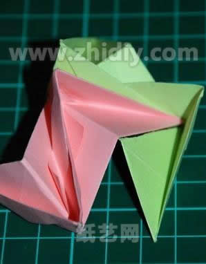 基本的两个折纸模块的组合过程