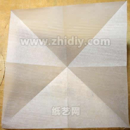 从方形的纸张开始制作折纸蝴蝶需要使用到的折痕