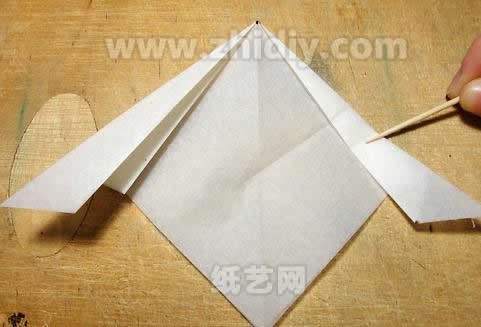 蝴蝶手工折纸教程制作过程中第六步