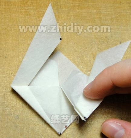 采用一些点的标注辅助折纸蝴蝶的制作