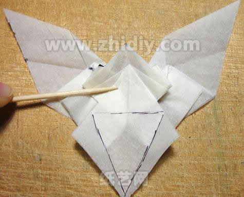 蝴蝶手工折纸教程制作过程中的第十六步